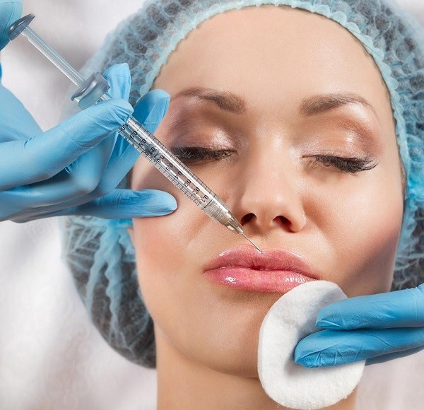 Comparison infographic of hyaluronic acid fillers vs Sculptra vs Radiesse showing differences in safety, reversibility, and results by Dr Ali Soueid in Doha.